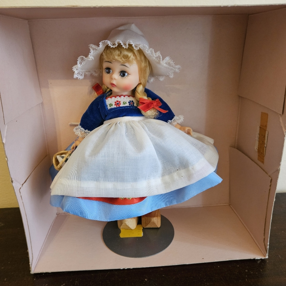 New Vintage Madame Alexander Netherlands Girl Doll 791 in Original Box 1972